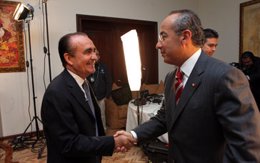 El periodista Pedro Ferriz junto al presidente de México, Felipe Calderón, antes