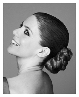 Manuela Velasco y su recogido bajo.