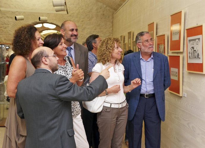 Autoridades durante la inauguración de la muestra. 