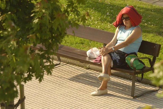 Una persona combate las altas temperaturas por la ola de calor