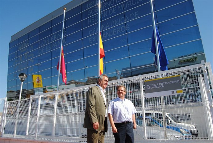 El delegado del Gobierno en la Región de Murcia, Rafael González Tovar, junto co