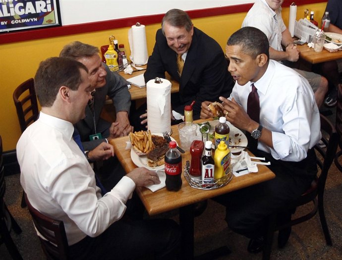 Obama y Medvedev comen hamburguesas juntos