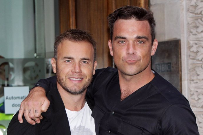 Los cantantes Robbie Williams y Gary Barlow, ex integrantes de Take That abandon