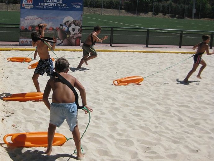Jóvenes disfrutando de la nueva arena del Puerta de Hierro
