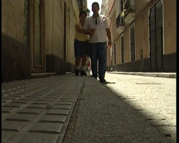padre e hija caminado por el centro de Cádiz