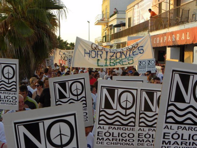 'Por un Horizonte sin Molinos' , en una de sus protestas en Cádiz