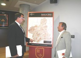 El consejero de Obras Públicas y Ordenación del Territorio, José Ballesta, y el 