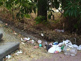 Suciedad en torno a un garaje del IVIMA en Puente de Vallecas