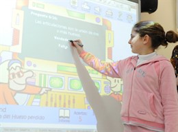 Una alumna en el aula digital