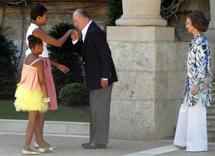 Michelle Obama y su hija Sasha con los Reyes