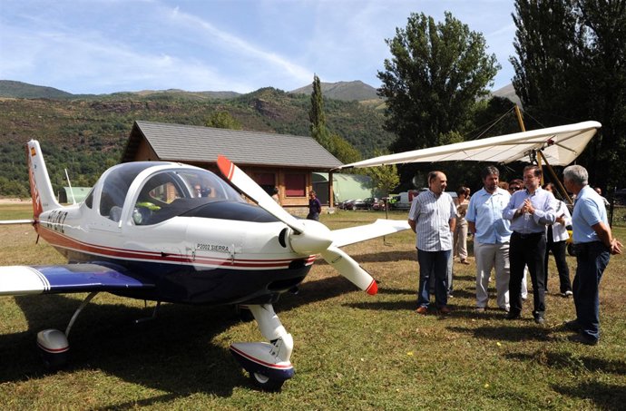 Iglesias y ultraligeros en Castejón de Sos