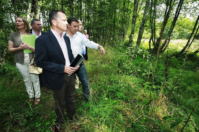 El conselleiro de Medio Ambiente, Agustín Hernández, durante su visita a la Edar