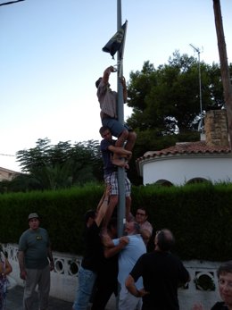 Activistas cuelgan un lema antinuclear frente a la casa del presidente de Enresa