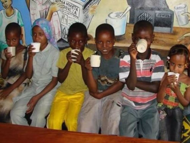 Niños consumiendo yogur con probióticos