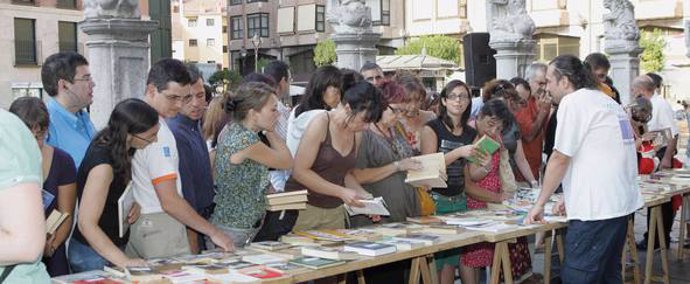 INTERCAMBIO DE LIBROS EN LA PLAZA DE LA UNIVERSIDAD.FTO HENAR SASTRE