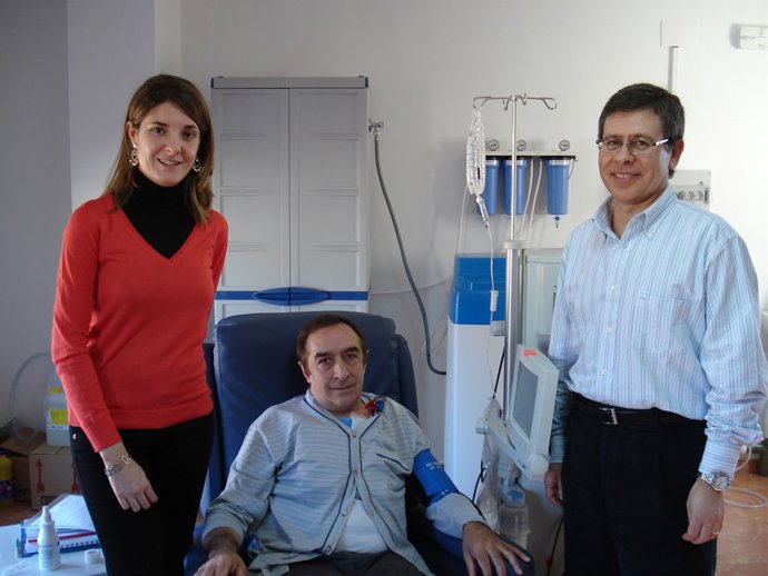 Vicente Cerrillo y la enfermera Elena Renau, junto al primer paciente que recibe