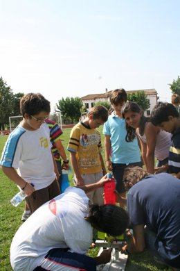 Niños en un taller del curso 'Pequeños astrónomos'