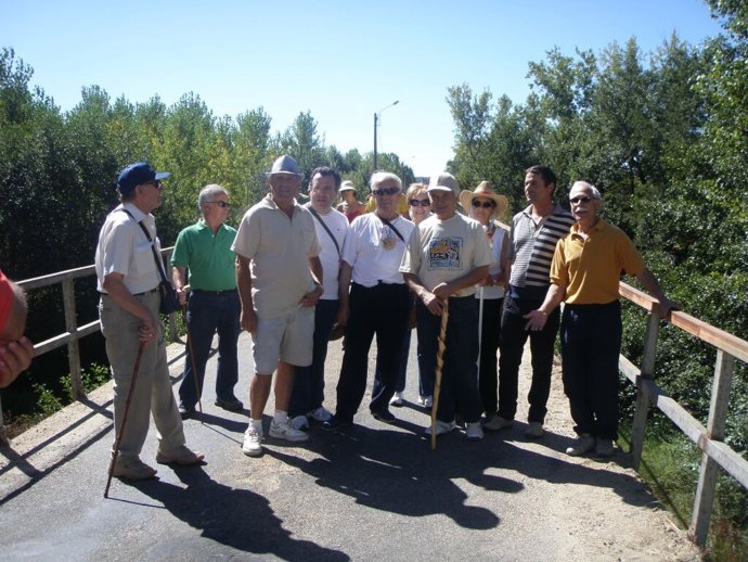 Peregrinos en el puente de Santa Marta de Tera, en Zamora