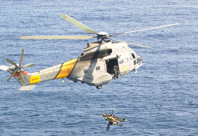Helicóptero del SAR durante la maniobra