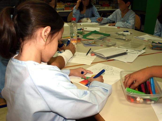 Niños dibujando en La Fe