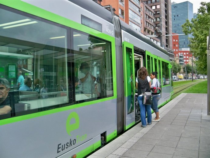 Viandantes entrando en el tranvía bilbaíno en Pio Baroja