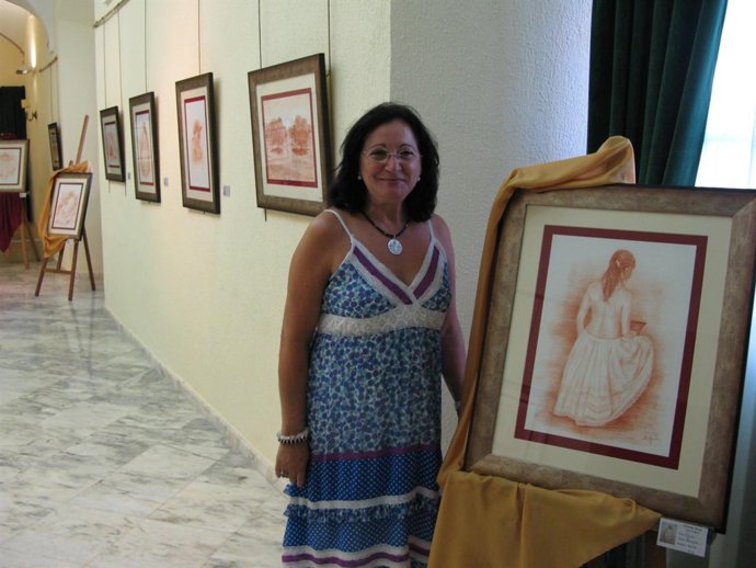 Estrella Apolo posa junto a una de sus obras de la exposición