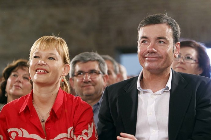 Tomás Gómez junto a Leire Pajín