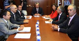 Hernández durante la reunión con representantes del Principado