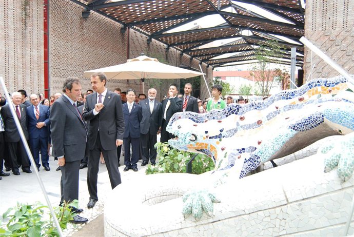 Hereu y Zapatero en el pabellón de Barcelona
