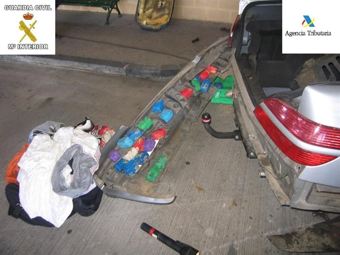Droga oculta en el parachoques de uno de los vehículos intervenidos