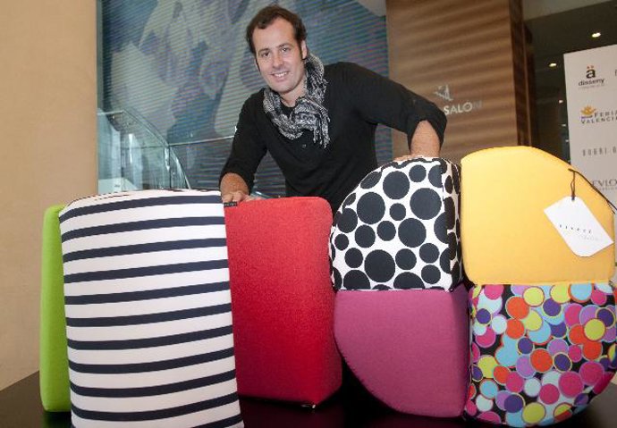Uno de los puffs customizados por los diseñadores de la Valencia Fashion Week.