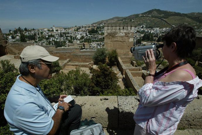Dos turistas durante su visita a la Alhambra
