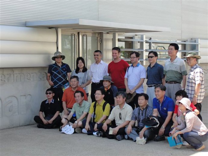 La delegación coreana durante su visita a la estación experimental de Cajamar