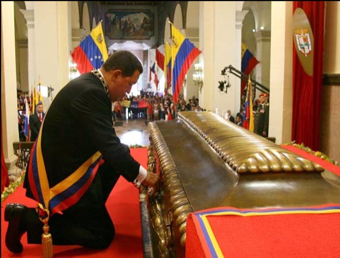 El presidente de Venezuela, Hugo Chávez, con los restos del Libertador Simón Bol