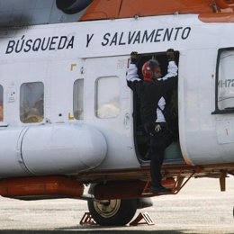 helicoptero de salvamento busca avion
