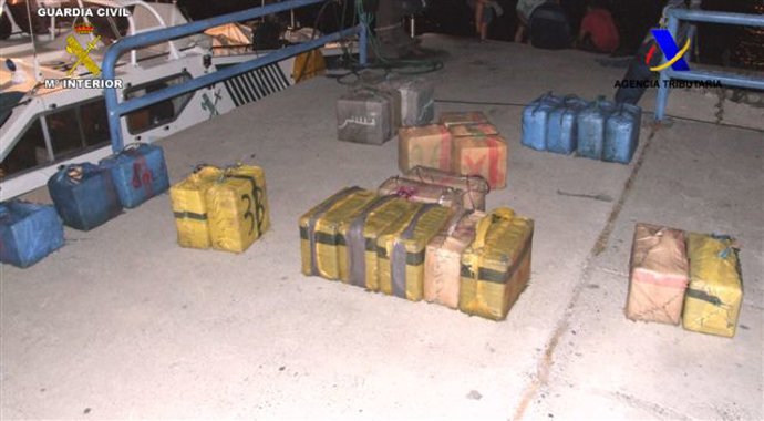 Algunos de los fardos de hachís interceptados durante la operación 'Pincel'