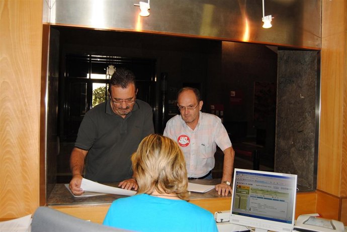 Los secretarios generales de CC.OO y UGT entregan la solicitud