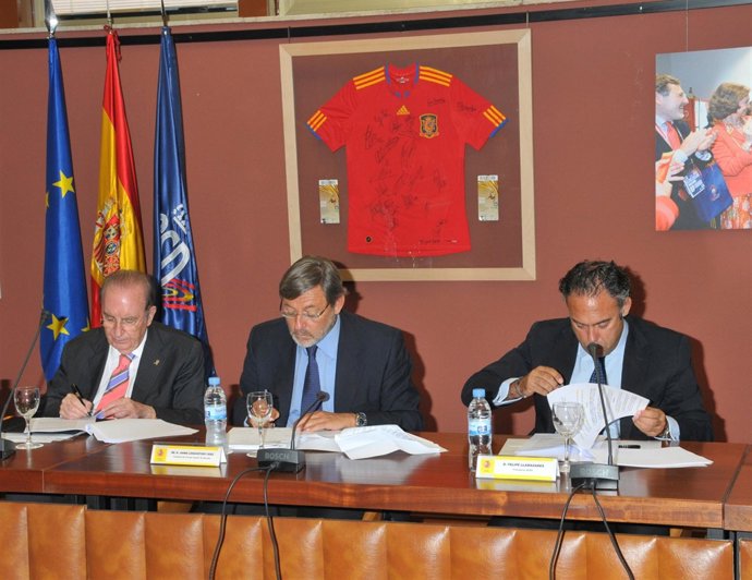 Fotos Firma Convenio ACB Arbitros En El CSD 2/2