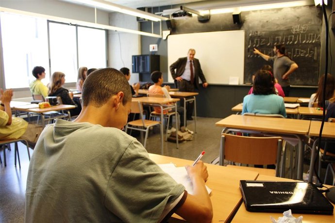 El conseller E.Maragall en la inauguración de una escuela