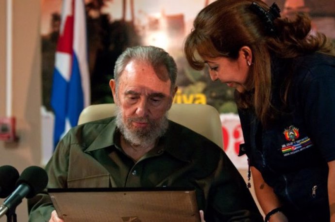 Fidel Castro con una médico cubana