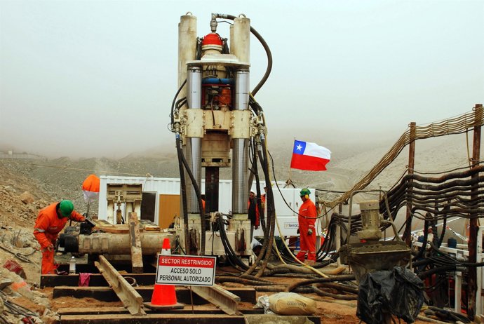 Una máquina taladradora cava un agujero para rescatar a los mineros
