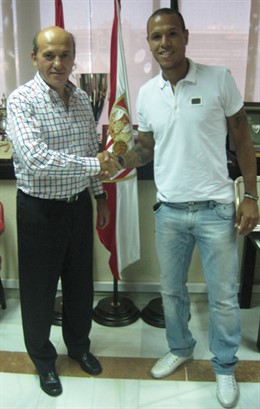 Luis Fabiano y el presidente del Sevilla, tras su renovación