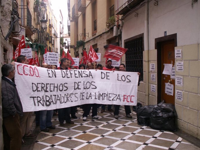 trabajadores de FCC durante la protesta ante la sede de la empresa