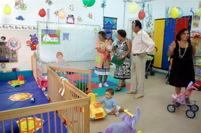 La delegada de Educación en Huelva, Antonia Cascales, asiste al inicio del curso