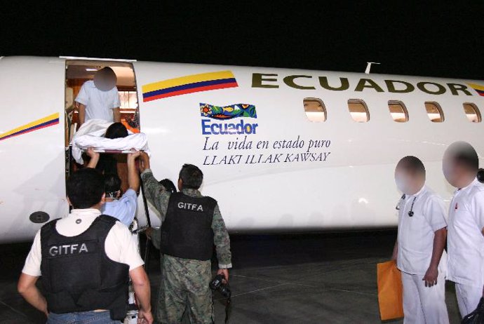 El ecuatoriano superviviente a la masacre de Tamaulipas subiendo al avión de la 