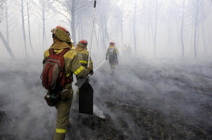 Bomberos en el incendio de Laza (Ourense)