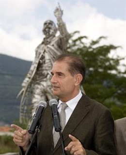 Fogué ante el monumento a Cerdà de Centelles.
