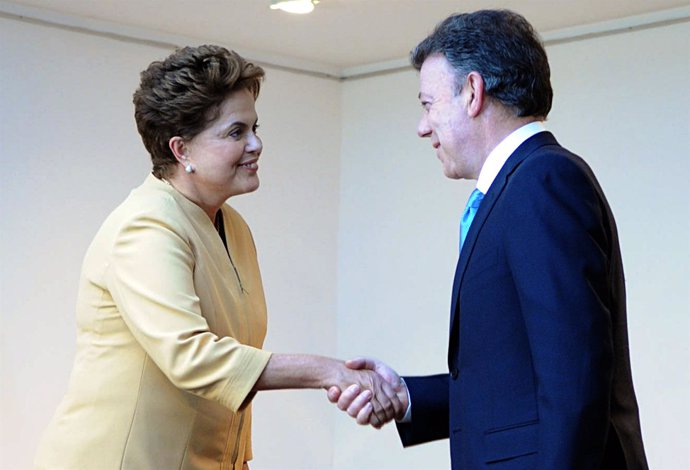 La candidata brasileña Dilma Rousseff con el presidente de Colombia, Juan Manuel