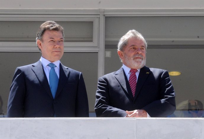 El presidente de Colombia, Juan Manuel Santos, junto al de Brasil, Luiz Inácio L