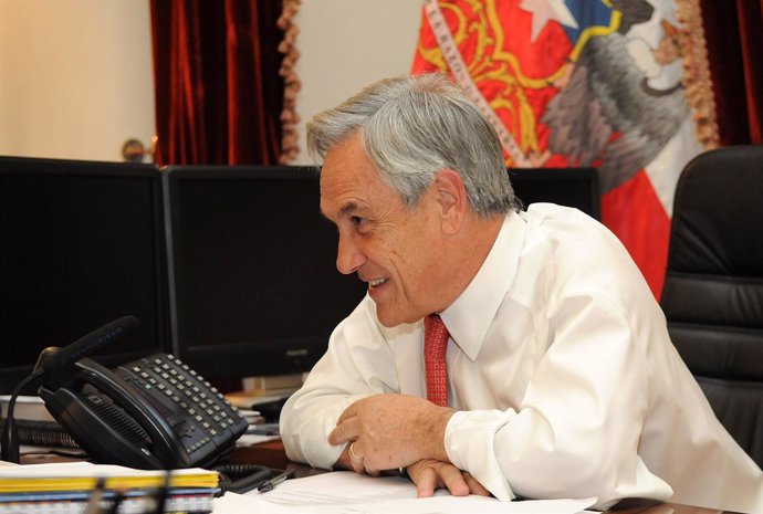 El presidente de Chile, Sebastián Piñera, hablando por teléfono desde su despach